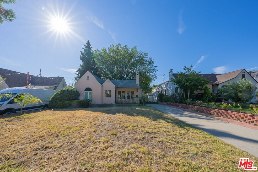 1353 Thompson Ave in Glendale, CA - Building Photo