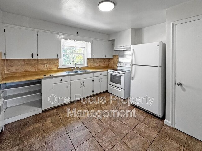 property at 805 Rhoads Alley