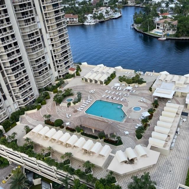 20185 E Country Club Dr in Miami, FL - Building Photo - Building Photo