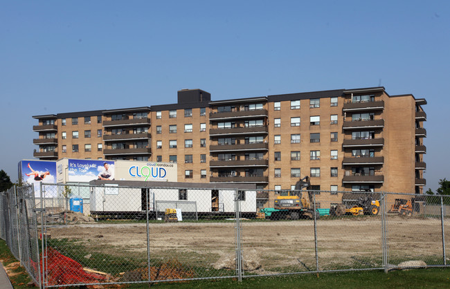 Esther Lorrie Apartments in Toronto, ON - Building Photo - Building Photo