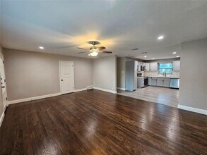 800 Valley View Dr in Arlington, TX - Building Photo - Building Photo