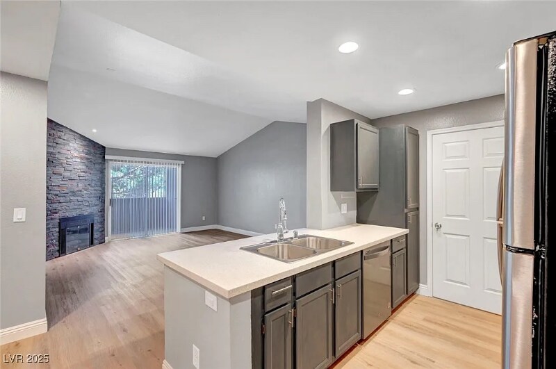 231 W Horizon Ridge Pkwy in Henderson, NV - Building Photo