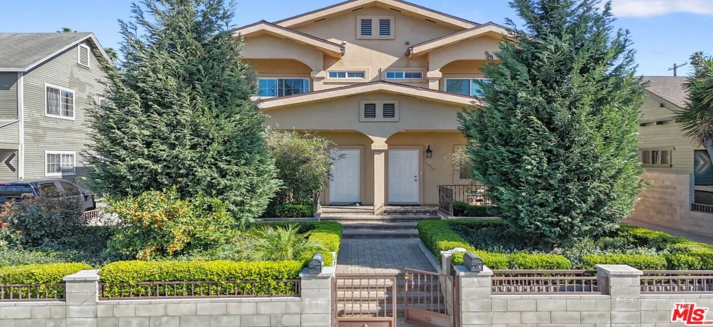 2020 Hillcrest Dr in Los Angeles, CA - Building Photo
