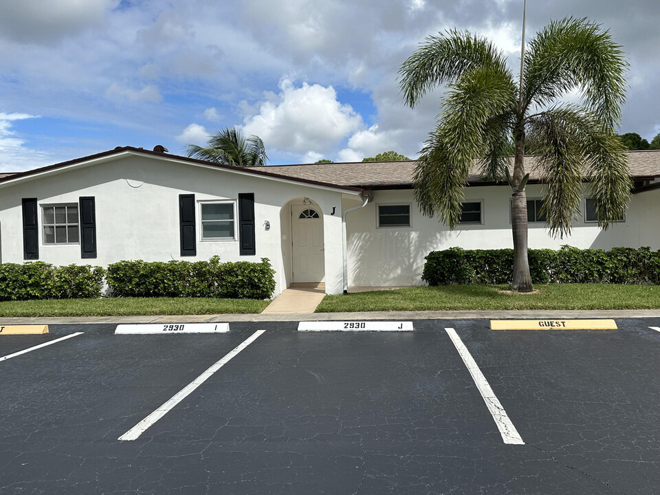 2930 Crosley Dr E in West Palm Beach, FL - Building Photo