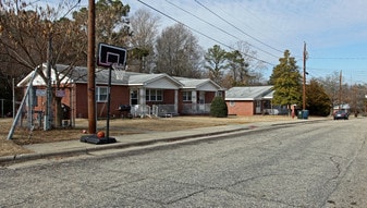 300-406 N Hall St in Benson, NC - Building Photo