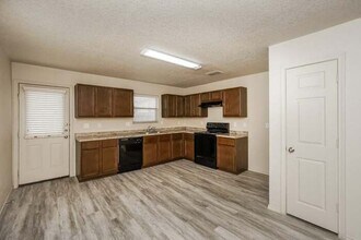 5615 Degan Way in San Antonio, TX - Building Photo - Building Photo