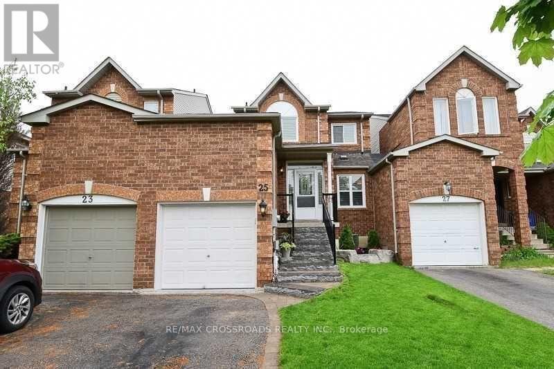 25 Fry Crescent in Bowmanville, ON - Building Photo