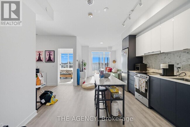 30 Upper Mall Wy in Vaughan, ON - Building Photo - Building Photo