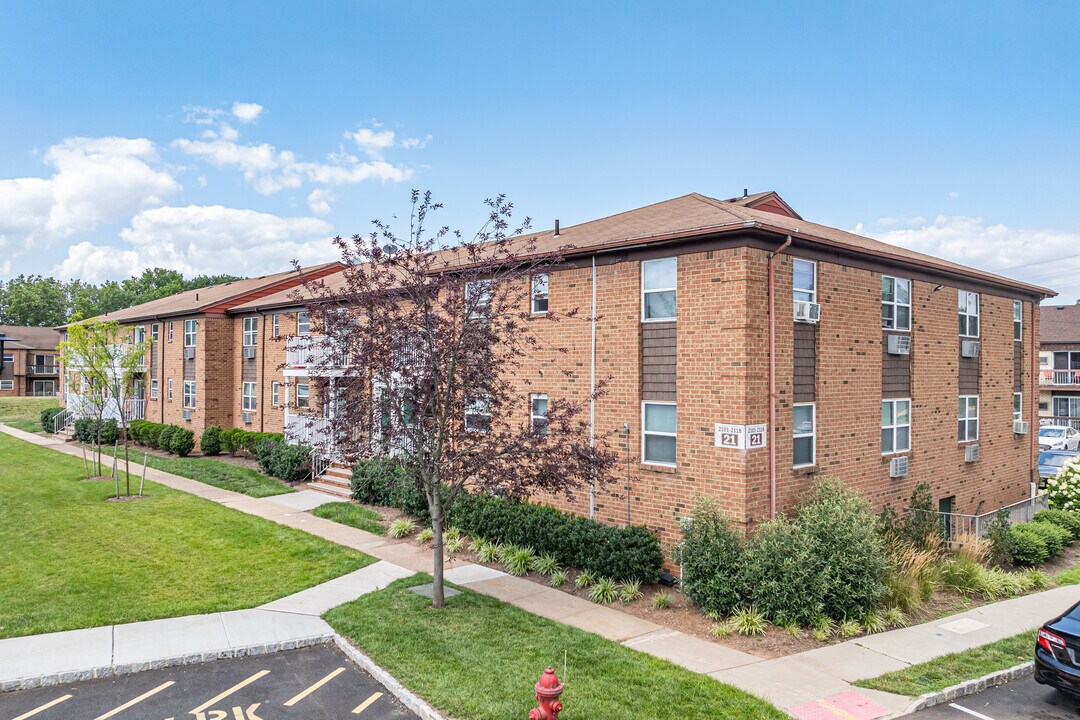 Woodbridge Village in Avenel, NJ - Foto de edificio