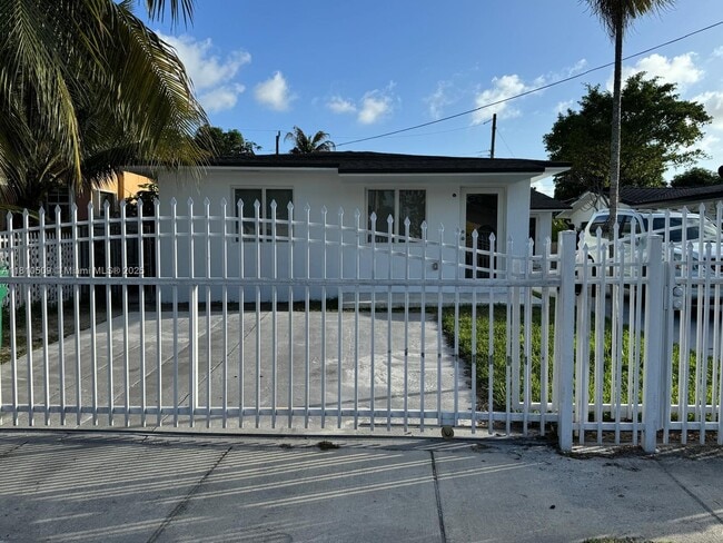 1930 NW 18th St in Miami, FL - Building Photo - Building Photo