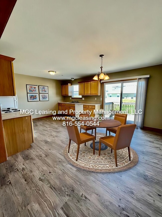 213-215 Birdie Dr in Pleasant Hill, MO - Building Photo - Building Photo