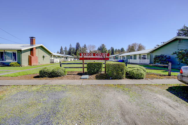 Manor Court in Milwaukie, OR - Building Photo - Building Photo