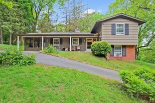 104 Forest Dr in Mt Kisco, NY - Building Photo