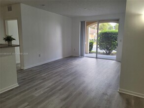 7910 N Nob Hill Rd in Tamarac, FL - Foto de edificio - Building Photo