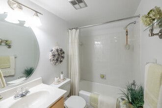 Meadow Woods in Alexandria, VA - Foto de edificio - Interior Photo