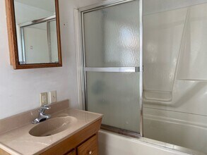 2284 Jackson St, Unit 2284 1-2 in Dubuque, IA - Foto de edificio - Building Photo