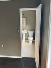 1526 E Wilson Ave, Unit Studio Apartment in Glendale, CA - Foto de edificio - Building Photo