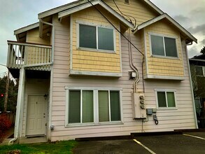 501 N 105th St in Seattle, WA - Building Photo - Building Photo
