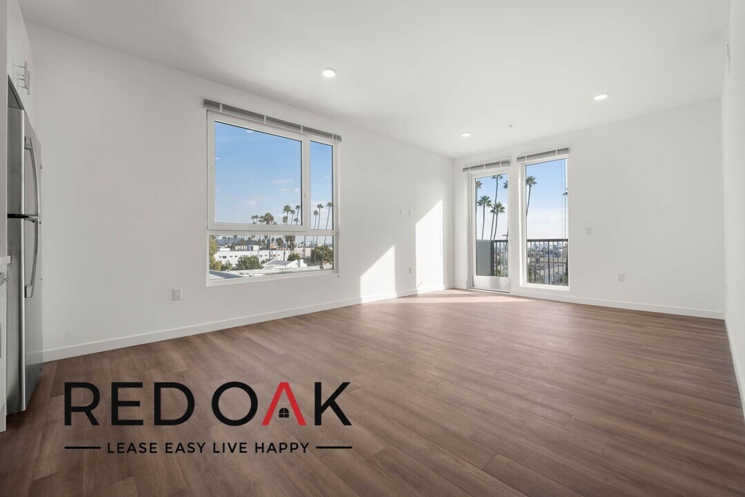 1860 N Western Ave in Los Angeles, CA - Building Photo