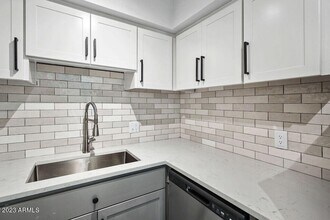 10002 N 7th St in Phoenix, AZ - Foto de edificio - Building Photo