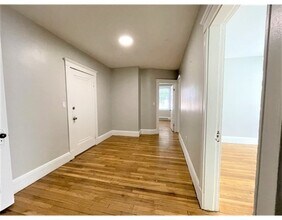 15 Huss Ct-Unit -102 in Lynn, MA - Foto de edificio - Building Photo