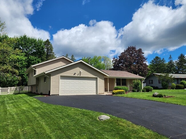 21810 Locksley Ln in Brookfield, WI - Foto de edificio - Building Photo