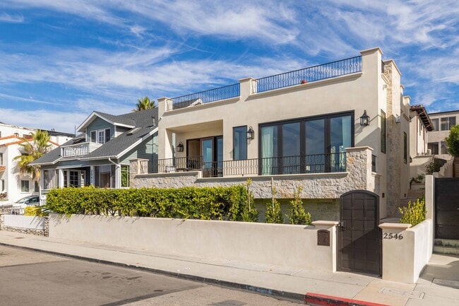 property at 2546 Manhattan Ave
