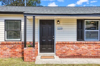 2210 N Fernwood Dr in Savannah, GA - Building Photo - Building Photo