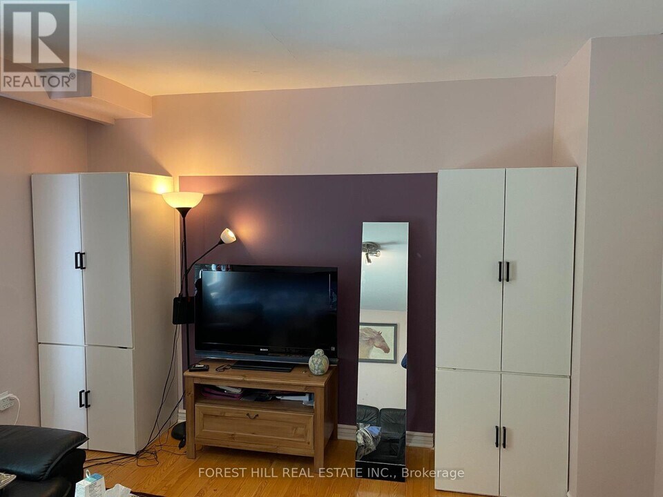 43 Denrock Dr in Toronto, ON - Building Photo