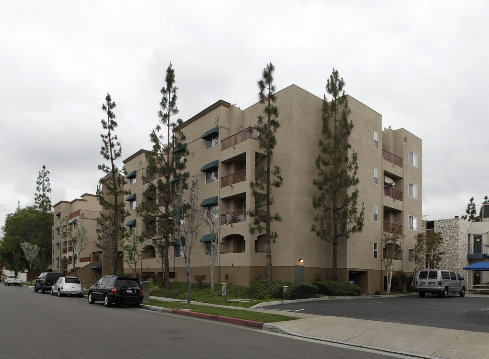 Chestnut Place Senior Apartments in Orange, CA - Foto de edificio