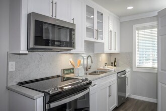 400 Plad Blvd in Holtsville, NY - Building Photo - Building Photo