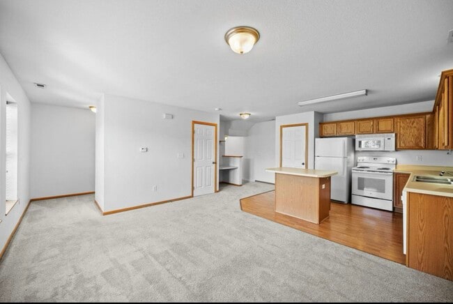 8302 Westown Pkwy in West Des Moines, IA - Building Photo - Building Photo