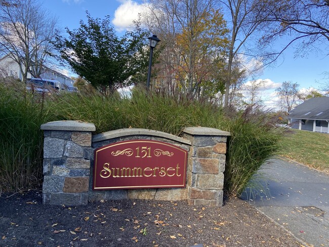 151 Shelter Rock Rd in Danbury, CT - Building Photo - Building Photo