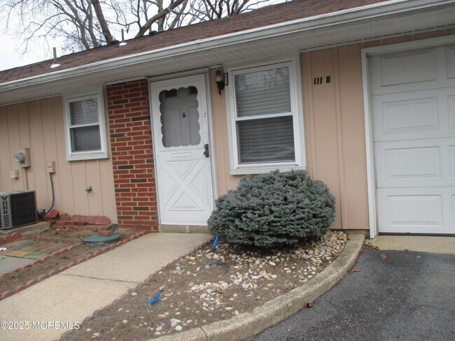 111B Edinburgh Ln in Lakewood, NJ - Building Photo - Building Photo