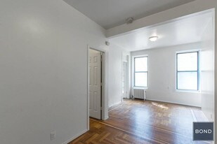 304 E 77th St in New York, NY - Building Photo