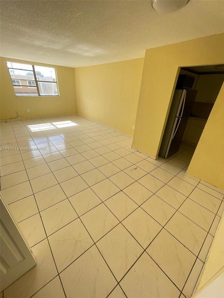 666 W 81st St, Unit 201 in Hialeah, FL - Building Photo