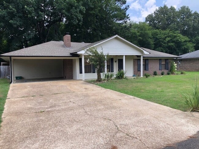 2202 Holly Hill Dr in Tupelo, MS - Building Photo - Building Photo