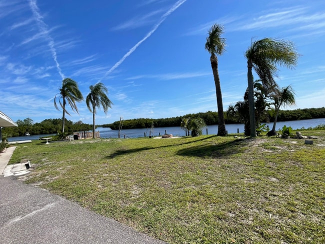 1122 Neptune Dr in Ruskin, FL - Building Photo - Building Photo