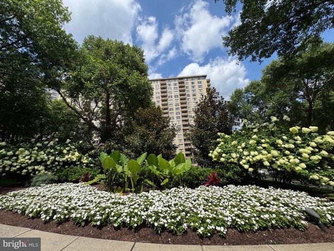 5225 Pooks Hill Rd in Bethesda, MD - Building Photo - Building Photo
