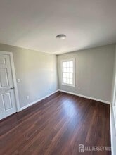 8 Hampton St in Newton, NJ - Foto de edificio - Building Photo