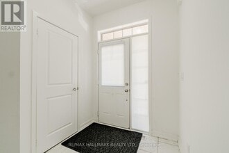 64 Dundonald Trail in Newmarket, ON - Building Photo - Building Photo