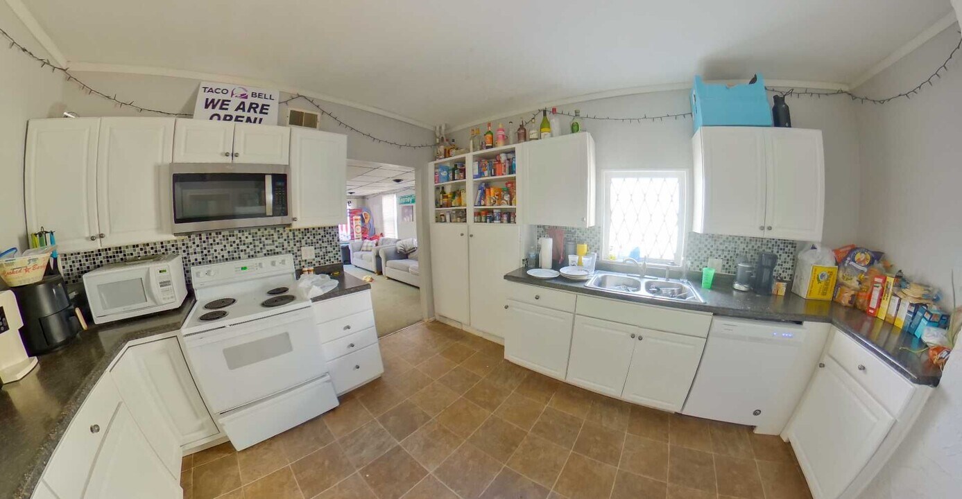 922 Bertrand St in Manhattan, KS - Building Photo