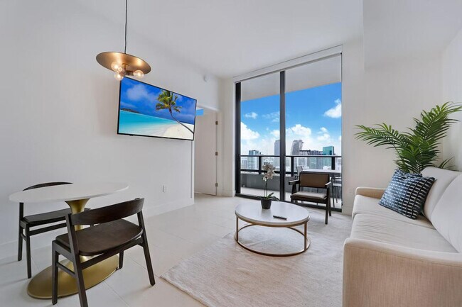 33 NE 2nd Ave in Miami, FL - Building Photo - Building Photo