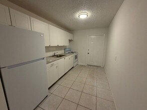 161 NW 43rd Ct in Oakland Park, FL - Building Photo - Building Photo