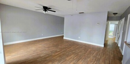 7318 Twin Sabal Dr in Miami Lakes, FL - Building Photo - Building Photo