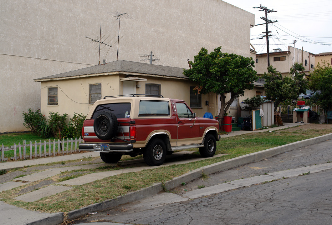 217 Eucalyptus Dr in El Segundo, CA - Building Photo