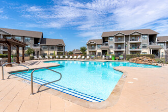 Republic Deer Creek Apartments in Fort Worth, TX - Foto de edificio - Building Photo