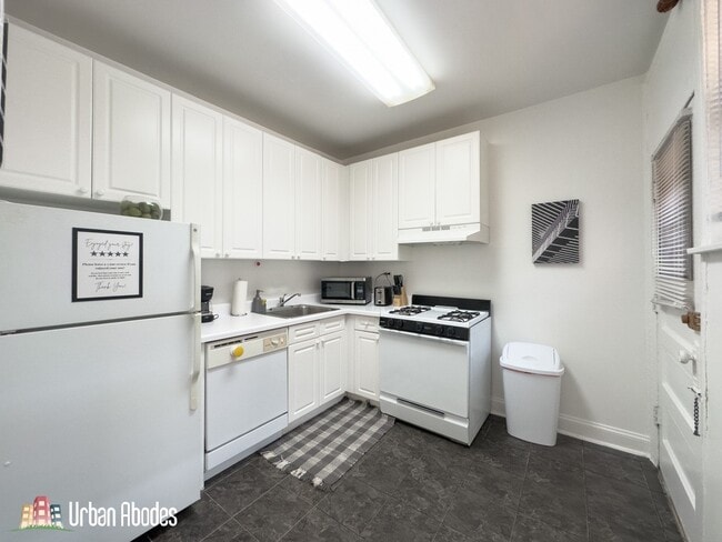 621 W Cornelia Ave, Unit M07B in Chicago, IL - Foto de edificio - Building Photo