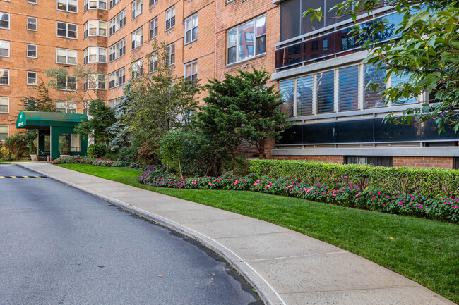 Gerard Towers in Forest Hills, NY - Building Photo - Building Photo