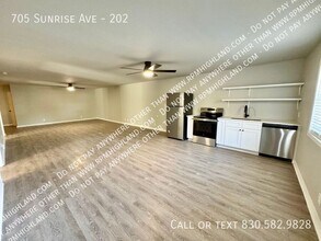 705 Sunrise Ave in Sunrise Beach Village, TX - Foto de edificio - Building Photo